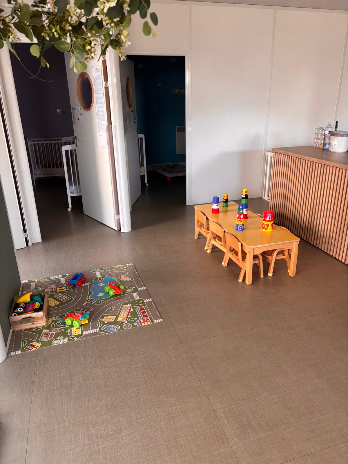 Table d'activités et accès aux dortoirs de la crèche